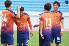Xuân Trường ăn mừng cùng đồng đội sau khi lập công cho Gangwon. (Nguồn: Gangwonfc)