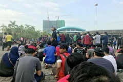 Cổ động viên Malaysia chờ mua vé xem trận chung kết. (Ảnh: Hoàng Nhương/Vietnam+)