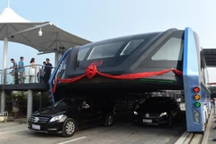 Vận hành thử nghiệm xe buýt tránh tắc đường ở Trung Quốc. (Nguồn: dailytelegraph)