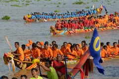 Các đội đua tranh tài tại Lễ hội đua thuyền truyền thống ở Phnom Penh ngày 13/11. (Nguồn: AFP/TTXVN)