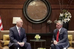 Quốc vương Jordan Abdullah II (phải) tiếp tiếp Phó Tổng thống Mỹ Mike Pence. (Nguồn: AP)