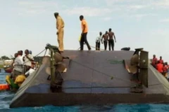 Lực lượng cứu hộ tìm kiếm nạn nhân tại hiện trường vụ lật phà trên hồ Victoria, Tanzania ngày 21/9. (Ảnh: BBC/TTXVN)