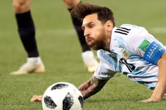 Lionel Messi và Argentina có nguy cơ về nước sớm. (Nguồn: Reuters)