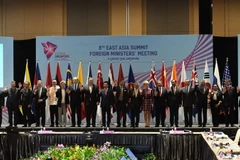 Phó Thủ tướng, Bộ trưởng Bộ Ngoại giao Phạm Bình Minh (thứ 9 trái) và các đại biểu chụp ảnh chung tại Hội nghị EAS ở Singapore. (Ảnh: AFP/TTXVN)