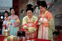 Nghệ nhân trà đạo thêm muối vào ấm trà. (Nguồn: THX/TTXVN)