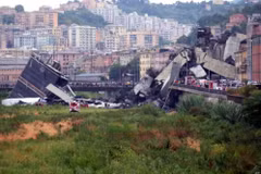 Hiện trường vụ sập cầu kinh hoàng ở Italy. (Nguồn: chron)