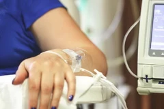 Một bệnh nhân ung thư đang được điều trị. (Nguồn: Healthline)