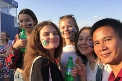 Phóng viên Trần Giáp chụp ảnh cùng các thiếu nữ Nga. (Ảnh: Vietnam+)