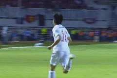 Văn Quyết gỡ hòa cho tuyển Việt Nam.