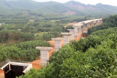 Cầu vượt Tây Hy trên tuyến La Sơn-Túy Loan đoạn qua huyện Phú Lộc (Thừa Thiên-Huế) đang được đẩy nhanh tiến độ thi công. (Ảnh: Hồ Cầu​/TTXVN)