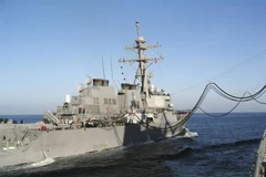 Tàu Nhật Bản tiếp liệu cho tàu Mỹ. (Nguồn: Kyodo)