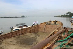 Phương tiện bơm hút cát trái phép bị tạm giữ. (Ảnh: Sỹ Tuyên/TTXVN)