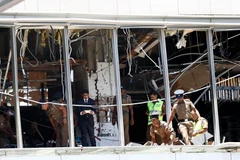 Cảnh sát điều tra tại hiện trường vụ nổ ở khách sạn Shangri-La, Colombo, Sri Lanka, ngày 21/4. (Ảnh: THX/TTXVN)