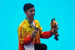 Nguyễn Huy Hoàng trên bục nhận huy chương. (Ảnh: Hoàng Linh/TTXVN)
