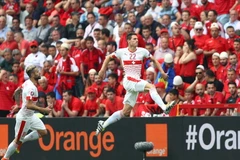 Schar (số 22) sớm đưa Thụy Sĩ vượt lên dẫn trước Albania. (Nguồn: UEFA)