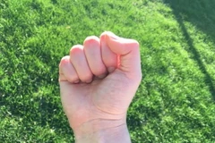 Đặt ngón cái trên ngón trỏ. (Nguồn: rocketnews24.com)