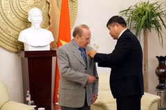Thừa ủy quyền của Chủ tịch nước Trần Đại Quang, Đại sứ Đoàn Xuân Hưng trao tặng Huân chương Hữu nghị cho ông Hellmut Kapfenberger. (Ảnh: Phạm Văn Thắng/TTXVN)