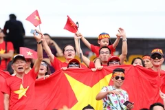 Cổ động viên Việt Nam đến sân cổ vũ đội nhà hầu hết là những người đang sống và làm việc tại Kuala Lumpur. (Ảnh: Quốc Khánh/TTXVN)