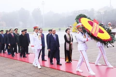 Các lãnh đạo, nguyên lãnh đạo Đảng và Nhà nước đặt vòng hoa và vào Lăng viếng Chủ tịch Hồ Chí Minh. (Ảnh: Lâm Khánh/TTXVN)