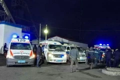 Lực lượng cứu hộ nỗ lực tìm kiếm người mắc kẹt tại hiện trường vụ nổ mỏ ở Xích Phong ngày 3/12. (Nguồn: THX/TTXVN)