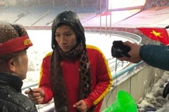 Phỏng vấn cụ ông 74 tuổi đi đường bộ sang cổ vũ U23 Việt Nam thi đấu. (Ảnh: Vietnam+)