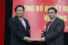 Đồng chí Phạm Minh Chính trao quyết định của Bộ Chính trị phân công đồng chí Sơn Minh Thắng làm Bí thư Đảng ủy khối các cơ quan Trung ương. (Ảnh: TTXVN phát)