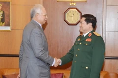 Bộ trưởng Bộ Quốc phòng Ngô Xuân Lịch chào xã giao Thủ tướng Malaysia Najib Razak. (Ảnh: Hoàng Nhương/TTXVN)