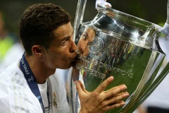 Ronaldo lần thứ 2 có vinh dự hôn cúp vô địch Champions League trong màu áo Real. (Nguồn: EPA)