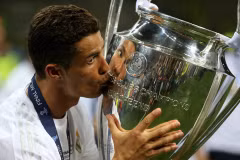 Ronaldo lần thứ 2 có vinh dự hôn cúp vô địch Champions League trong màu áo Real. (Nguồn: EPA)