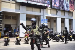 Nhân viên an ninh tăng cường tuần tra tại thủ đô Colombo, Sri Lanka. (Ảnh: AFP/TTXVN)