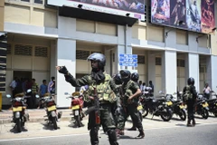 Nhân viên an ninh tăng cường tuần tra tại thủ đô Colombo, Sri Lanka. (Ảnh: AFP/TTXVN)