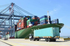 [Video] Ôtô chạy quá tốc độ ở cảng biển bị phạt đến 8 triệu đồng