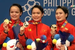 Nguyễn Thị Phương, Lưu Thị Thu Uyên và Lê Thị Khánh Vy trên bục nhận huy chương.