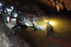 Các thợ lặn tham gia tiếp tế thực phẩm dưỡng khí cho các em trong hang Tham Luang (Nguồn: AFP)