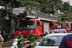 Cảnh sát phòng cháy chữa cháy đến hiện trường.
