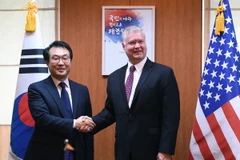 Ông Stephen Biegun (phải) và ông Lee Do-hoon trong cuộc gặp tại Seoul ngày 11/9. (Ảnh: Yonhap/TTXVN)