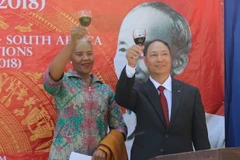 Đại sứ Việt Nam Vũ Văn Dũng và bà Sindi Mququ, đại diện Chính phủ Nam Phi, nâng cốc chúc mừng Quốc khánh Việt Nam. (Ảnh: Phi Hùng/TTXVN)