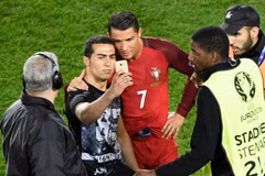 Ronaldo cố gắng cười khi chụp ảnh cùng người hâm mộ. (Nguồn: AFP/Getty Images)
