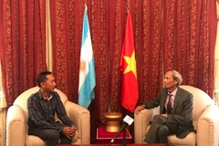 Phóng viên TTXVN phỏng vấn Đại sứ Đặng Xuân Dũng. (Ảnh: Phương Lan/Vietnam+)