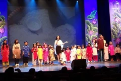 Tiết mục văn nghệ mừng xuân do con em người Việt tại Bỉ biểu diễn. (Ảnh: Kim Chung/TTXVN)