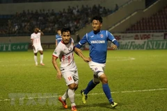 Mạc Hồng Quân (áo xanh) bị đình chỉ thi đấu 2 trận. (Ảnh: Trung Nguyên/TTXVN)