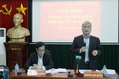 Trưởng ban Quản lý các khu công nghiệp tỉnh Bắc Giang Nguyễn Anh Quyền trả lời các câu hỏi của phóng viên báo chí tại buổi họp báo. (Ảnh: Tùng Lâm/TTXVN)