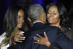 Tổng thống Mỹ Obama ôm vợ và con gái Malia. (Nguồn: AP)