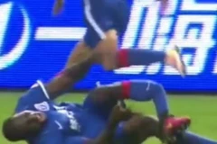 Chân của Demba Ba đã bị gãy gập. 