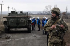 Các quan sát viên OSCE giám sát quá trình rút quân của các lực lượng Ukraine ở gần làng Bogdanivka thuộc vùng Donetsk. (Ảnh: AFP/TTXVN)
