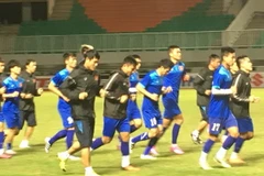 Đội tuyển Việt Nam làm quen với sân Pakansari. (Ảnh: Trần Chiến/Vietnam+)