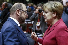 Bà Merkel (phải) đang chiếm ưu thế trước Martin Schulz. (Nguồn: newsweek)