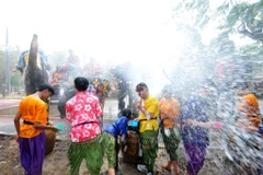 Người dân Thái Lan đón Lễ hội cổ truyền Songkran tại Ayutthaya ngày 11/4. (Ảnh: THX/TTXVN)