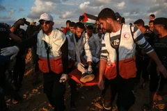 Nhân viên y tế chuyển người biểu tình Palestine bị thương trong cuộc xung đột với binh sỹ Israel ngày 9/11/2018. (Ảnh: AFP/TTXVN)