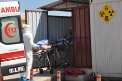 Một nạn nhân được cấp cứu. (Nguồn: Reuters)